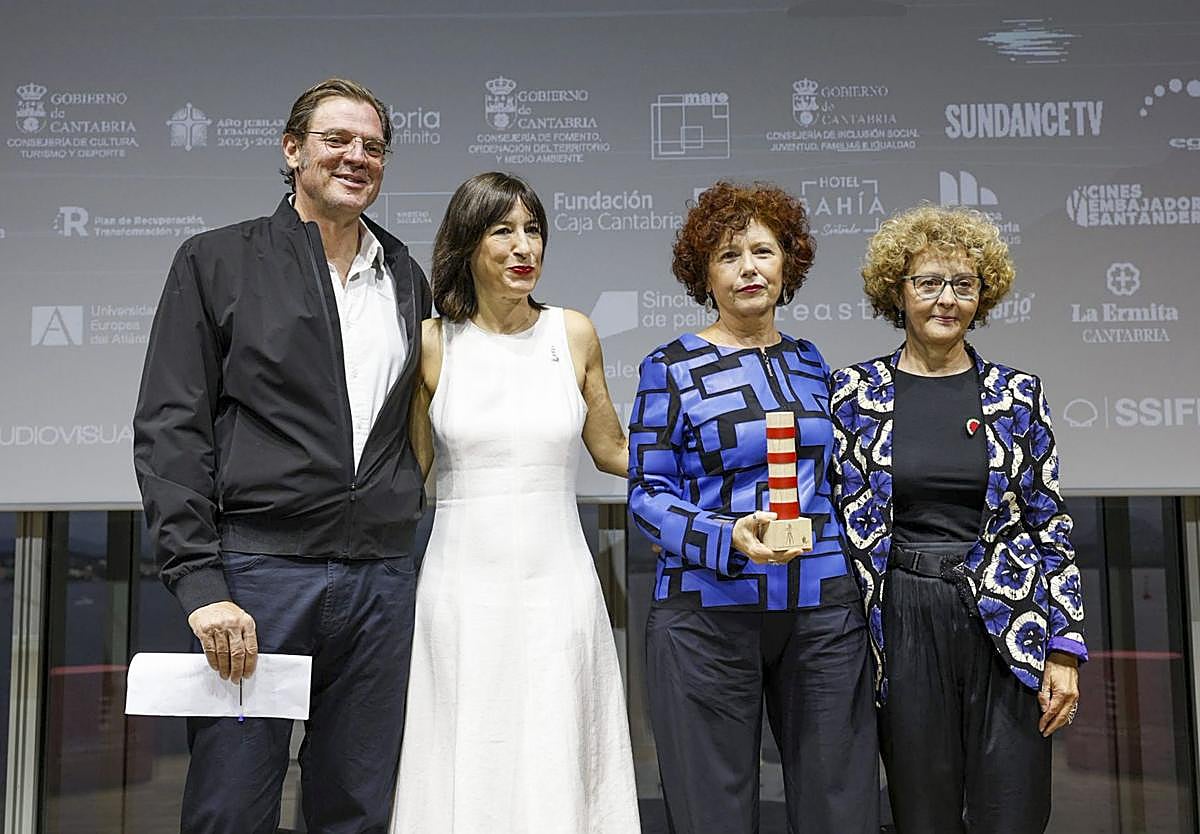 La directora de cine Icíar Bollaín recogió el premio que lleva el nombre de Carlos Saura, a quien definió como «un faro en sí mismo»