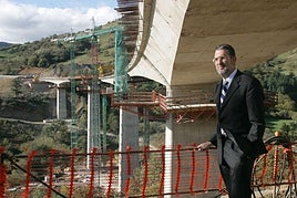 Ibáñez, en octubre de 2006, durante una visita a las obras de construcción de la Autovía de la Meseta entre Molledo y Pesquera.