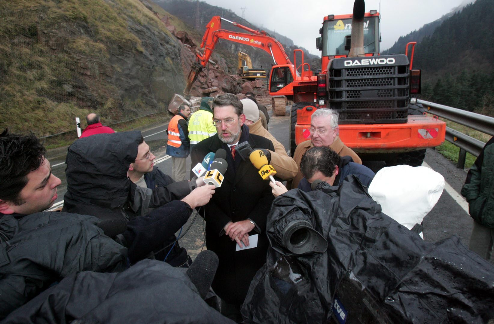 Ibáñez atiende a los medios tras ver los desprendimientos en la carretera de las Hoces.