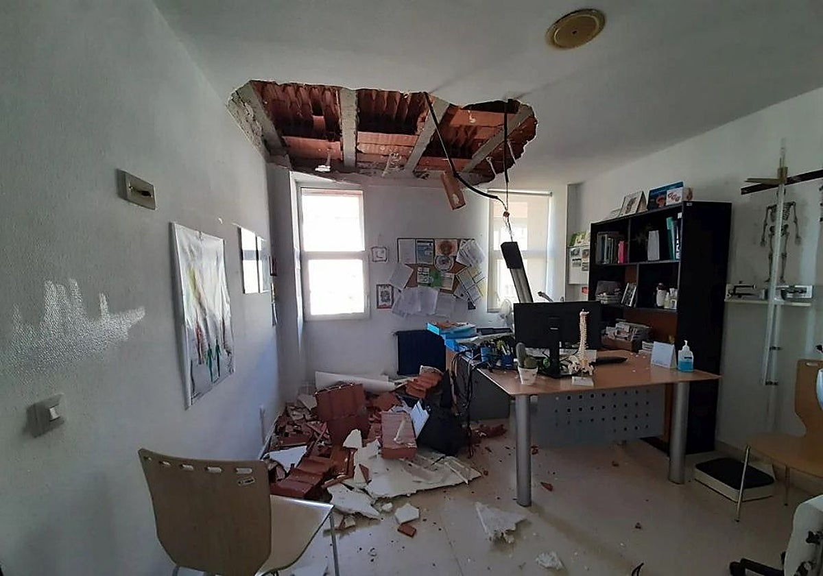 Hace un año el techo de una de las salas del consultorio se desplomó.