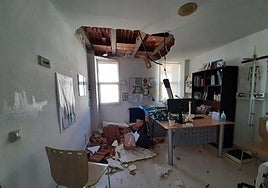 Hace un año el techo de una de las salas del consultorio se desplomó.