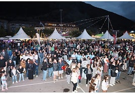 La presentación de las peñas de las Fiestas de la Cruz fue seguida por mucho público