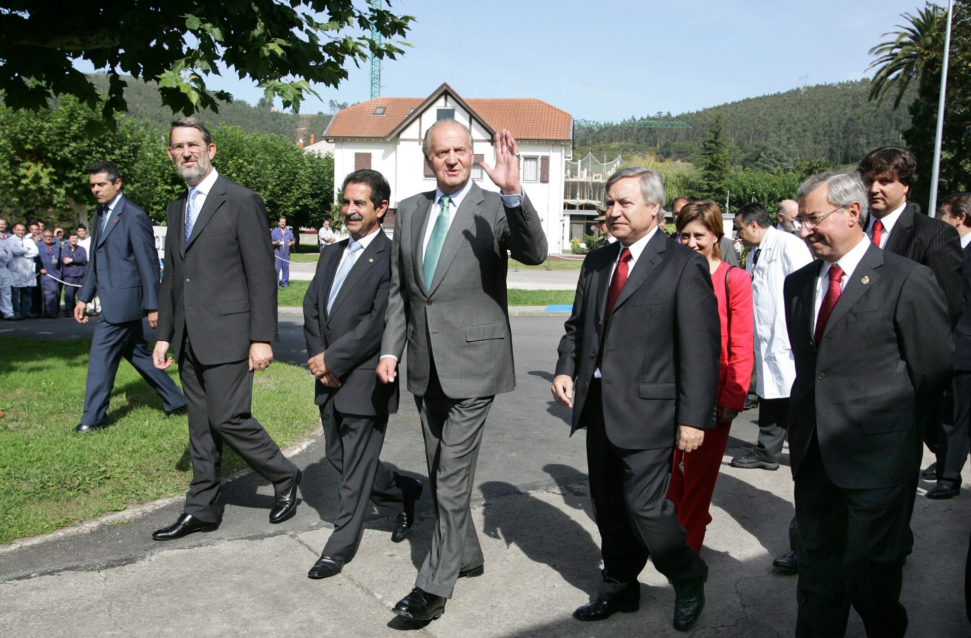 Ibáñez y el resto de autoridades en la visita de el Rey a la fábrica de Nestlé en La Penilla.