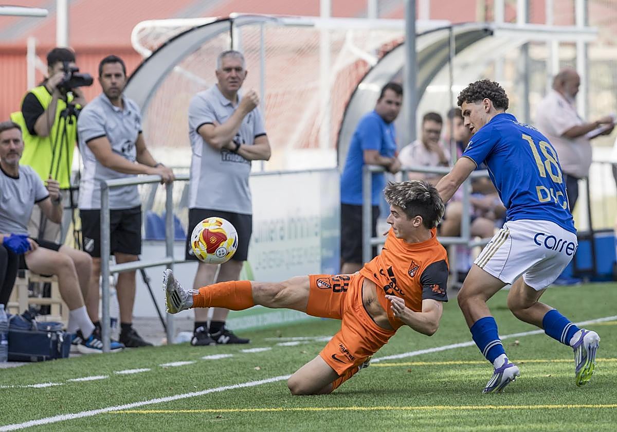 Jonás trata de salvar un balón junto a la banda.