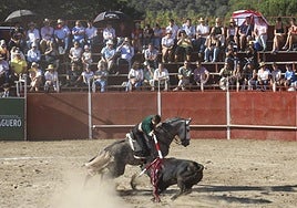 Guillermo Hermoso de Mendoza coloca una banderilla al primero de la tarde.