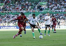 Andrés controla el balón ante la mirada de Peio Canales.