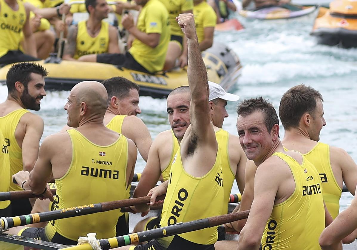 Adrián González celebra la victoria a bordo de la San Nikolas.