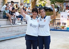 Marta Castillo y Rebeca Bustara, campeonas del Regional de parejas tras arrasar en el torneo disputado en Monte.