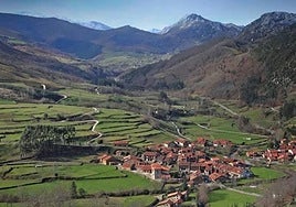 Vista aérea de Carmona en el valle de Cabuérniga.