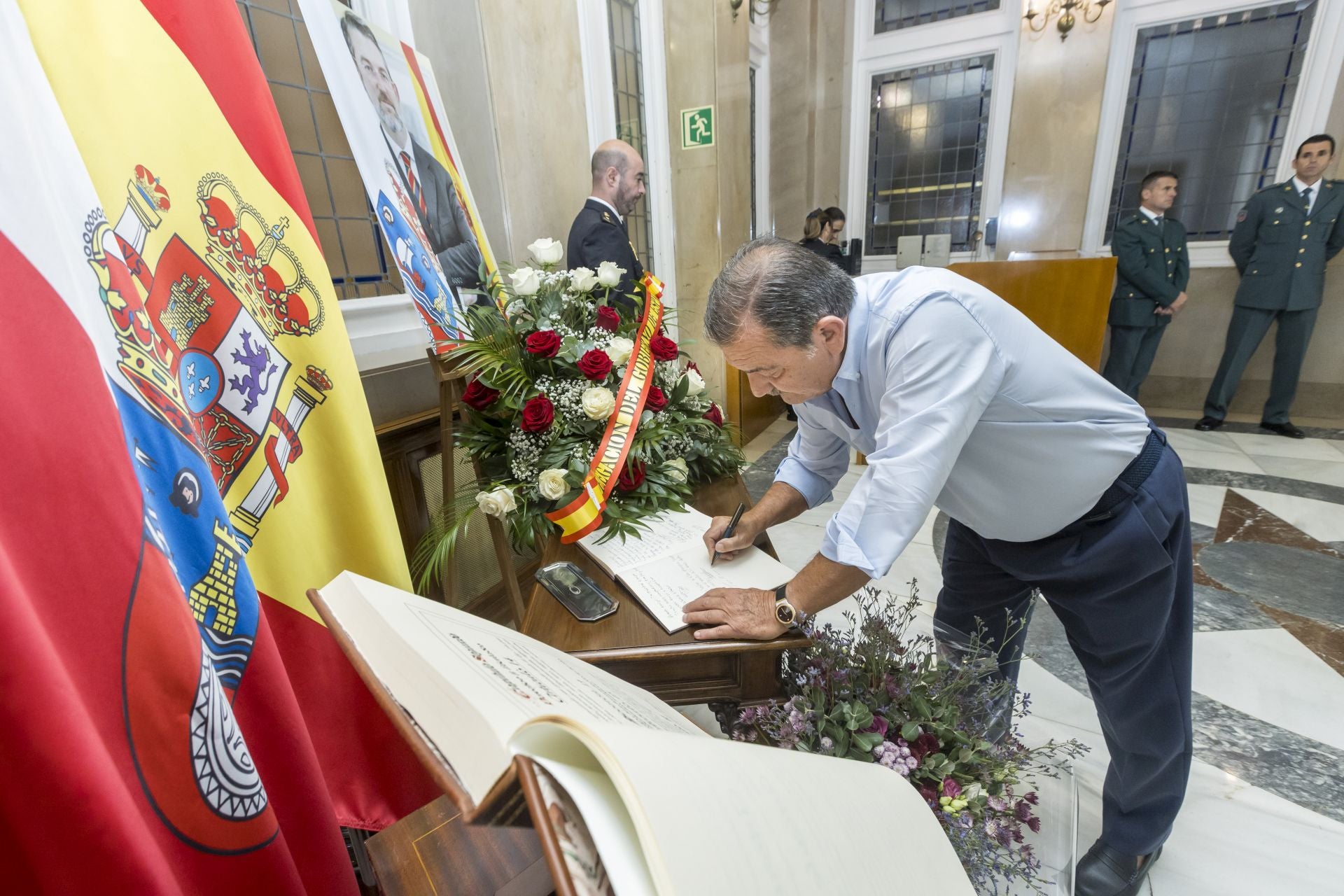 Piñeiro, regidor popular del PP durante la primera etapa de Agustín Ibáñez en la Delegación, firma en el libro de condolencias.