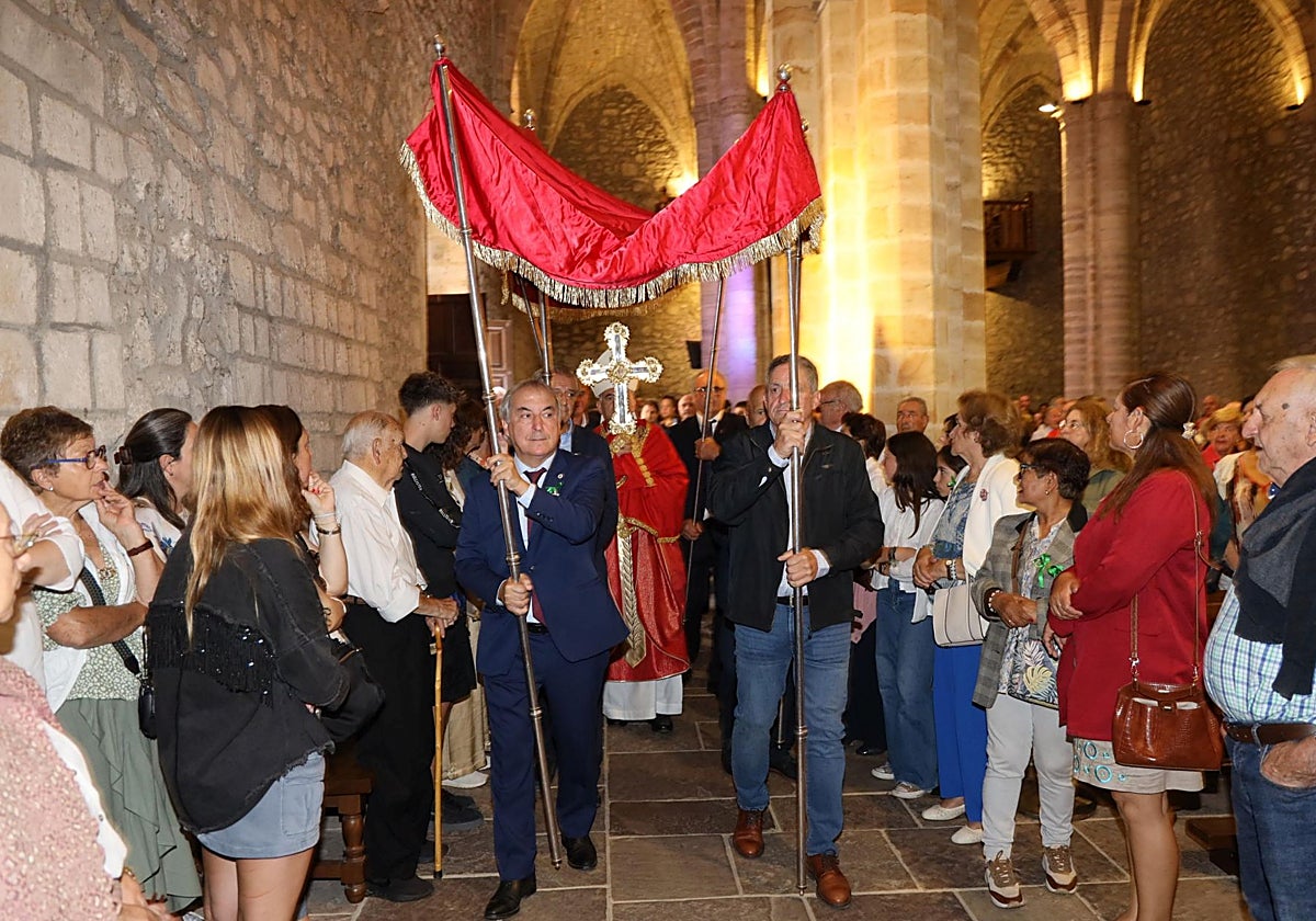 Procesión de la reliquia del Lignum Crucis, presidida por el obispo.