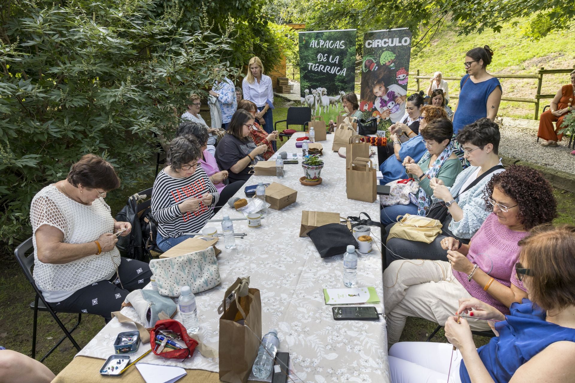 Grupo de mujeres tejiendo.