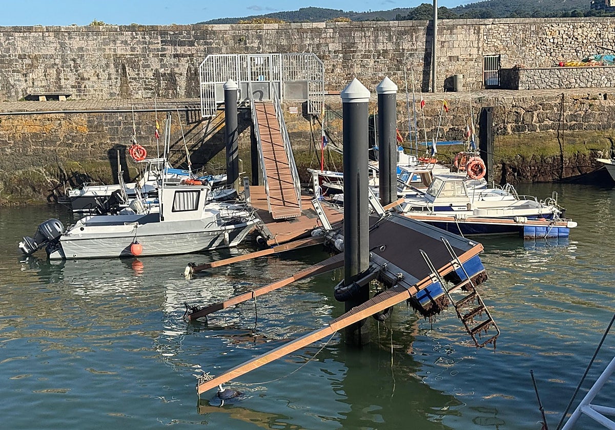 Así se encuentra el pantalán levantado en el puerto de Comillas.