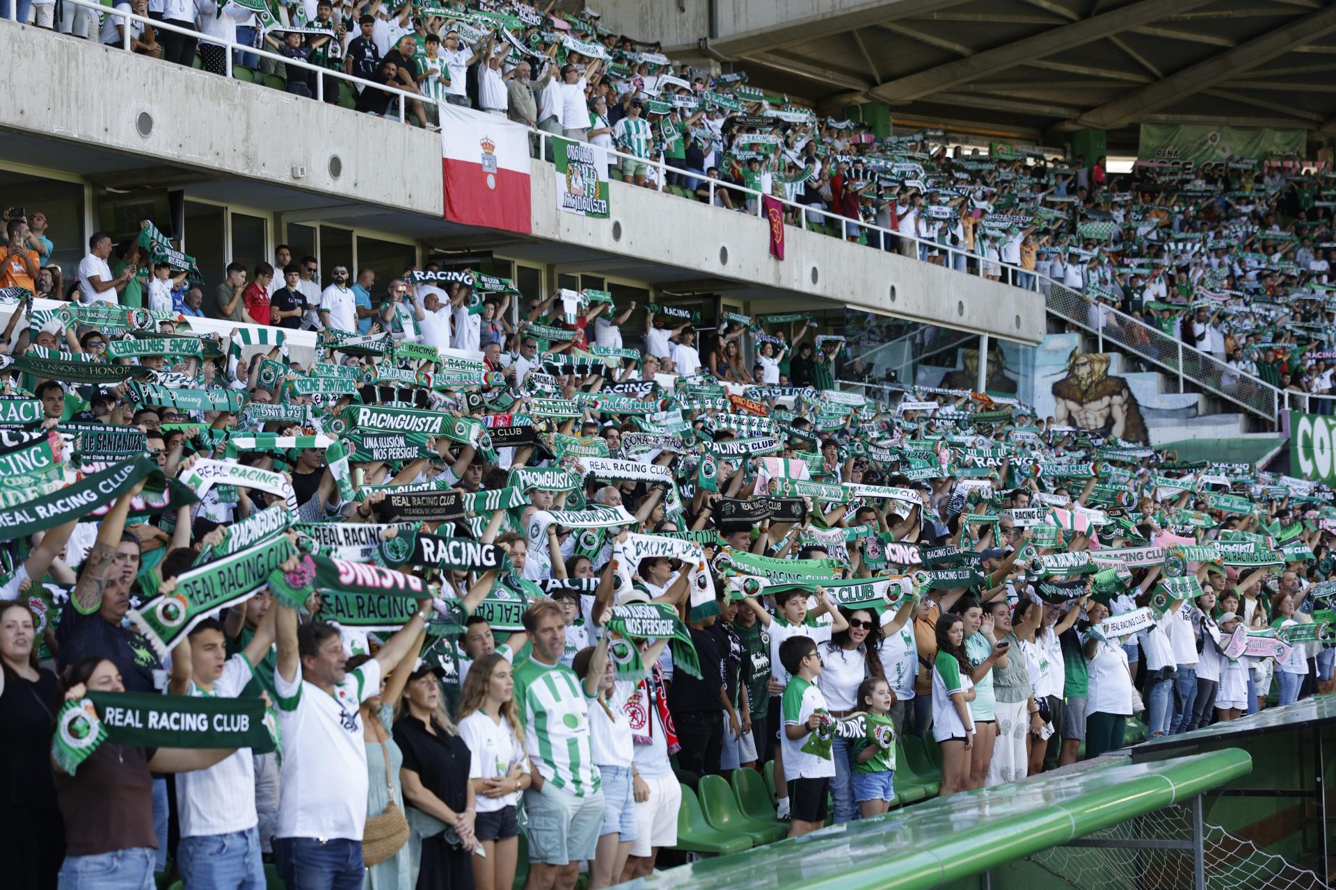 La afición del Racing entonó 'La Fuente de Cacho' antes del partido. 