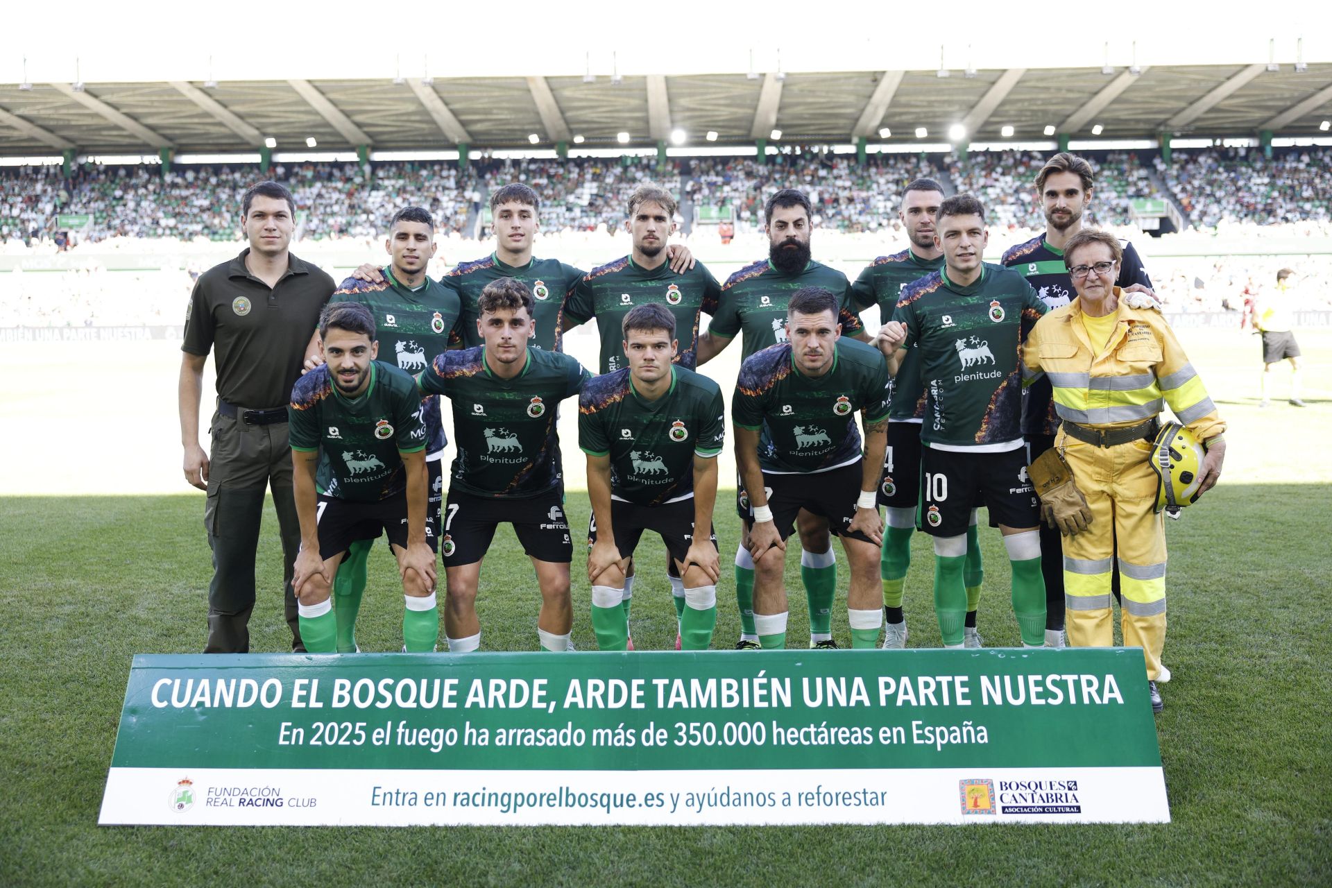 El Racing saltó al terreno de juego con una camiseta contra los incendios forestales. 