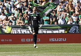 Ezkieta arenga a sus compaperos en un momento de la primera parte.