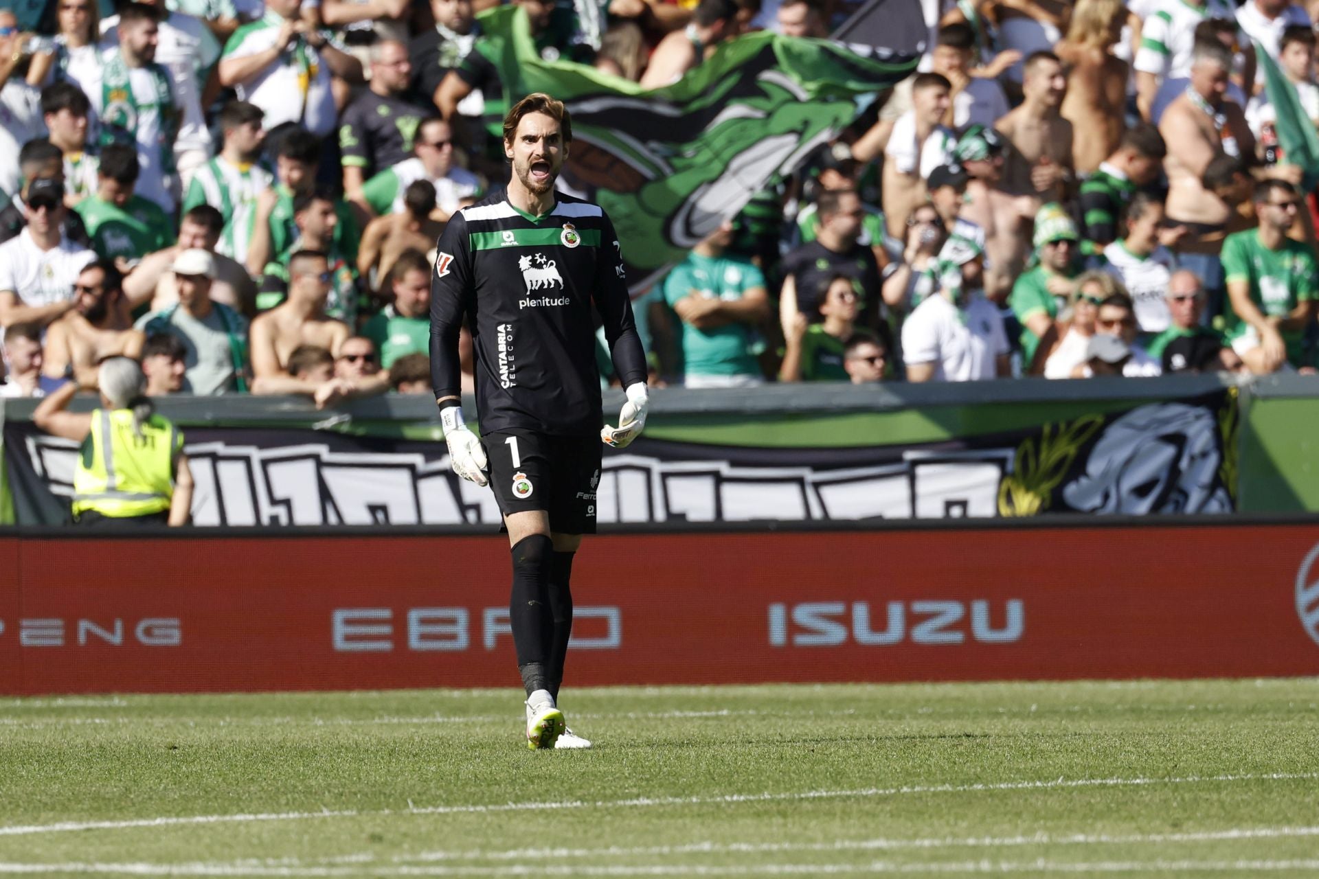 Ezkieta arenga a sus compaperos en un momento de la primera parte. 