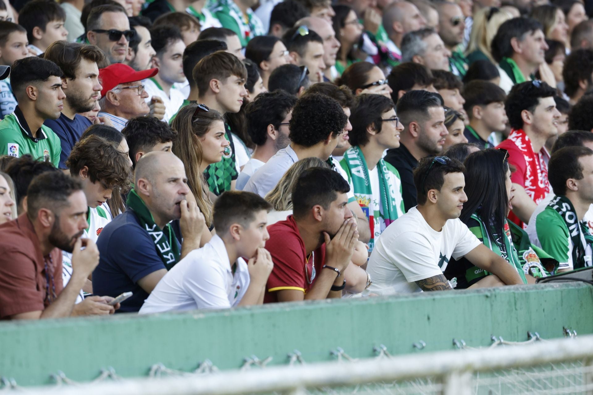 La afición sufrió con el rendimiento y la derrota de su equipo. 