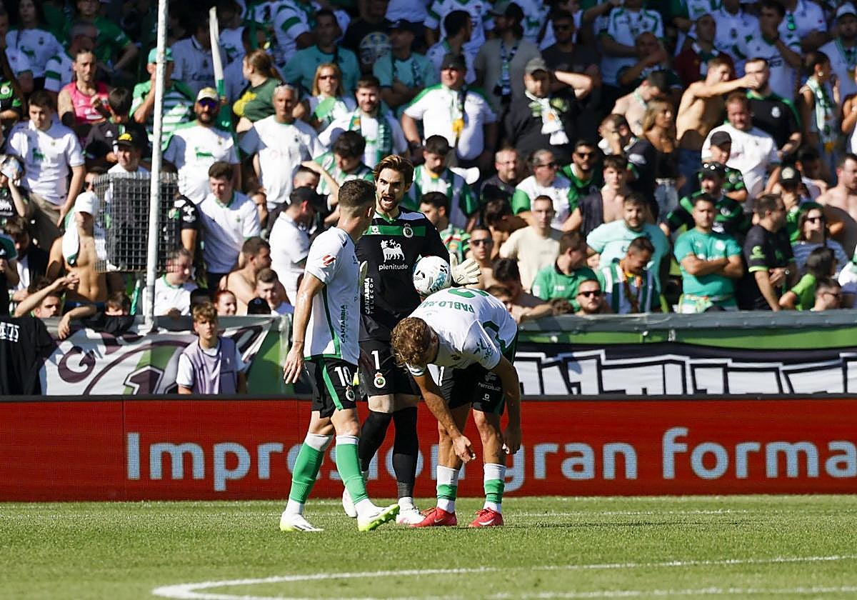 Íñigo Vicente, Jokin Ezkieta y Pablo Ramón, durante el partido del domingo ante la Culural Leonesa.