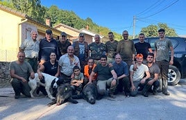 Miembros de la cuadrilla 125, dirigida por José Manuel González, con los dos jabalíes cazados en La Bacera.