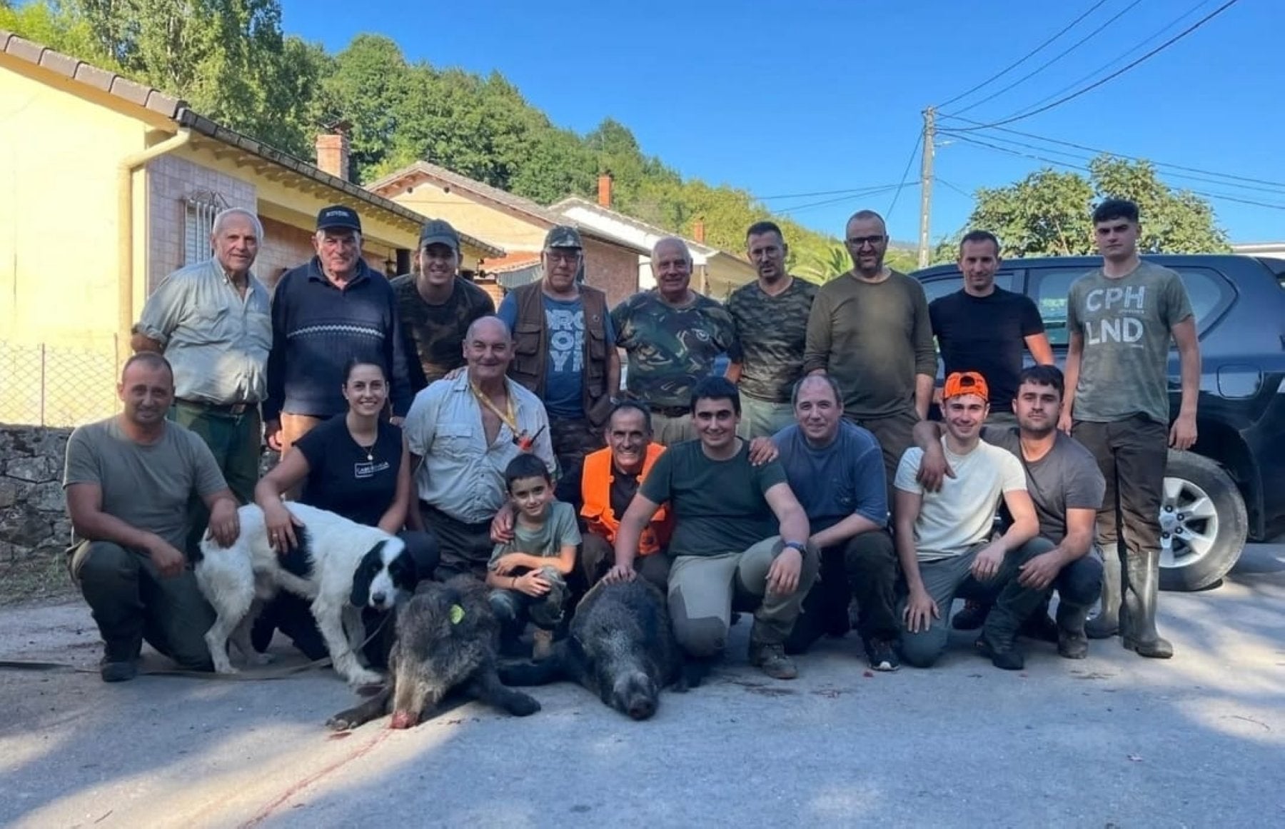 Miembros de la cuadrilla 125, dirigida por José Manuel González, con los dos jabalíes cazados en La Bacera.
