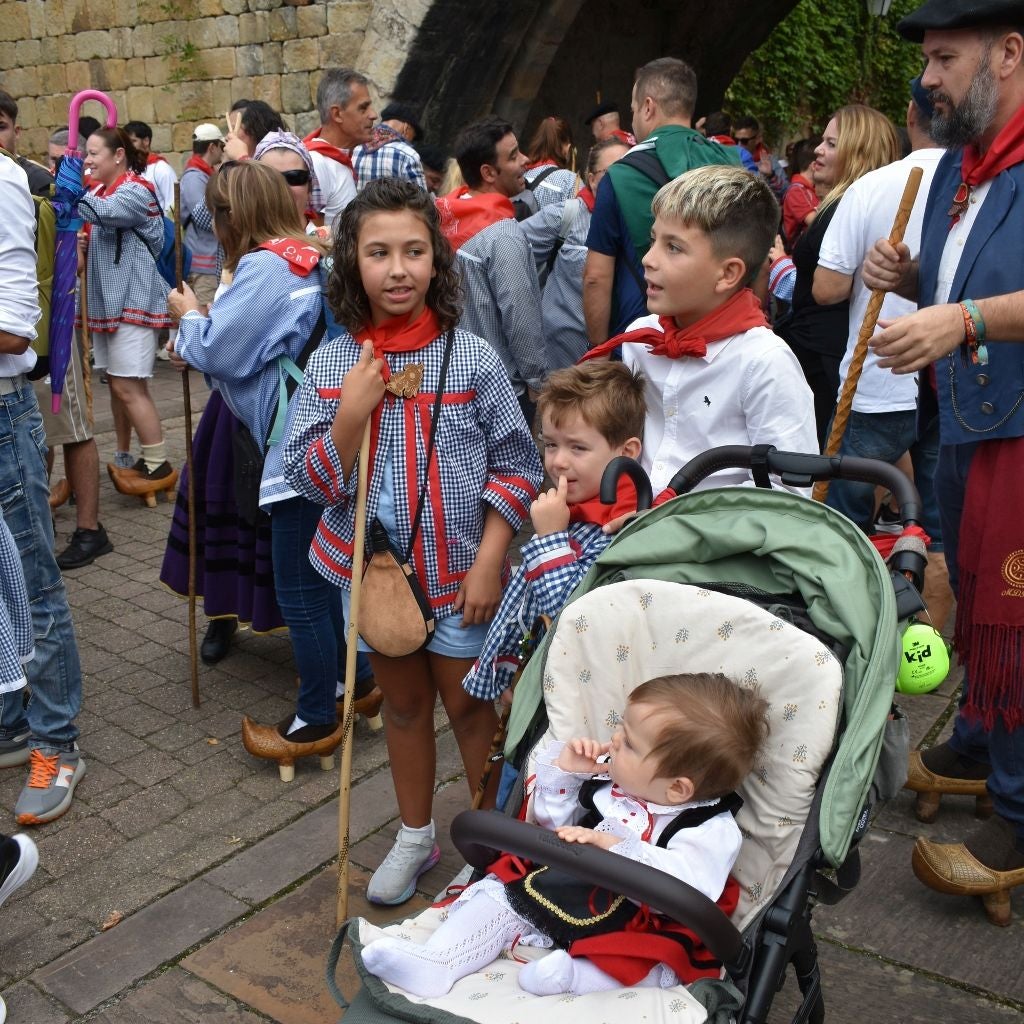 Familias enteras se sumaron al multitudinario Día de las Albarcas en Cartes.