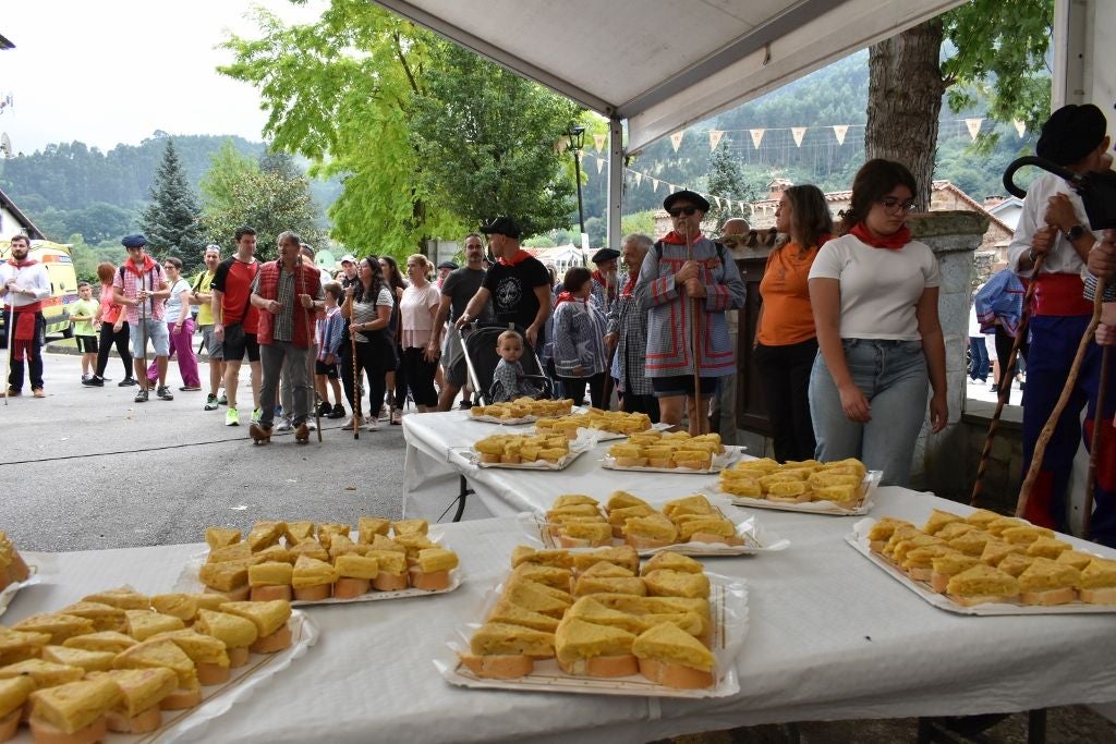 Avituallamiento en Riocorvo, imprescindible para la larga y dura marcha.