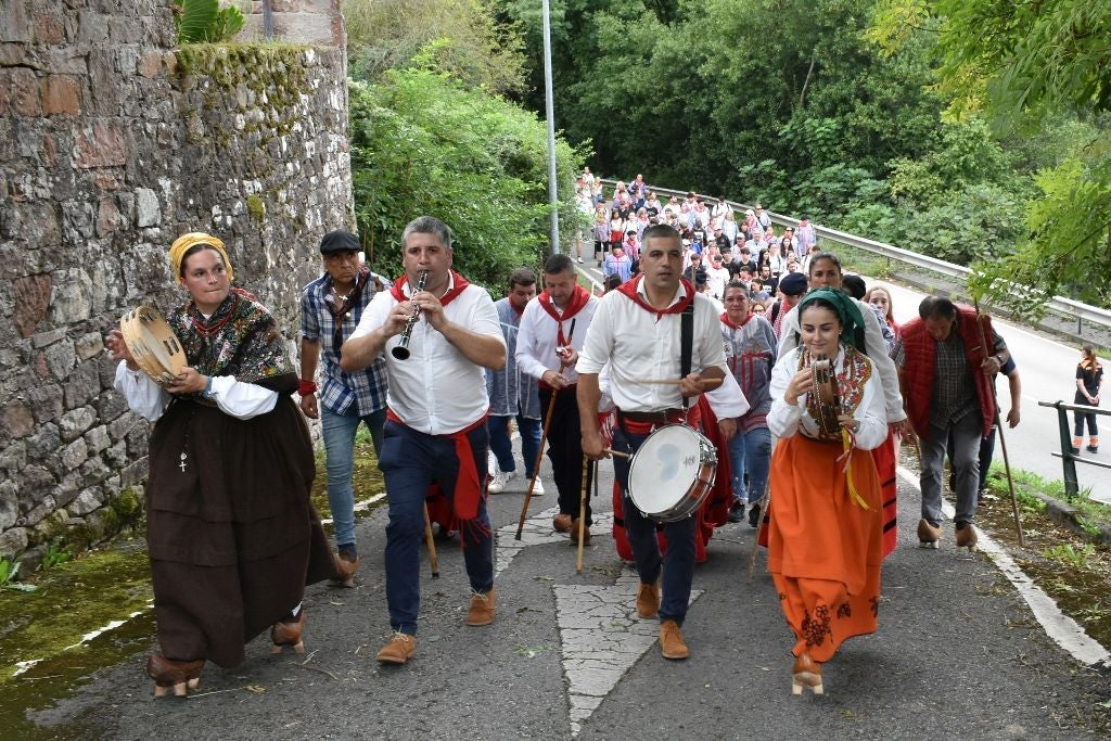La dura subida a Yermo no rindió a la larga comitiva a ritmo de pito, tambor y pandereta.
