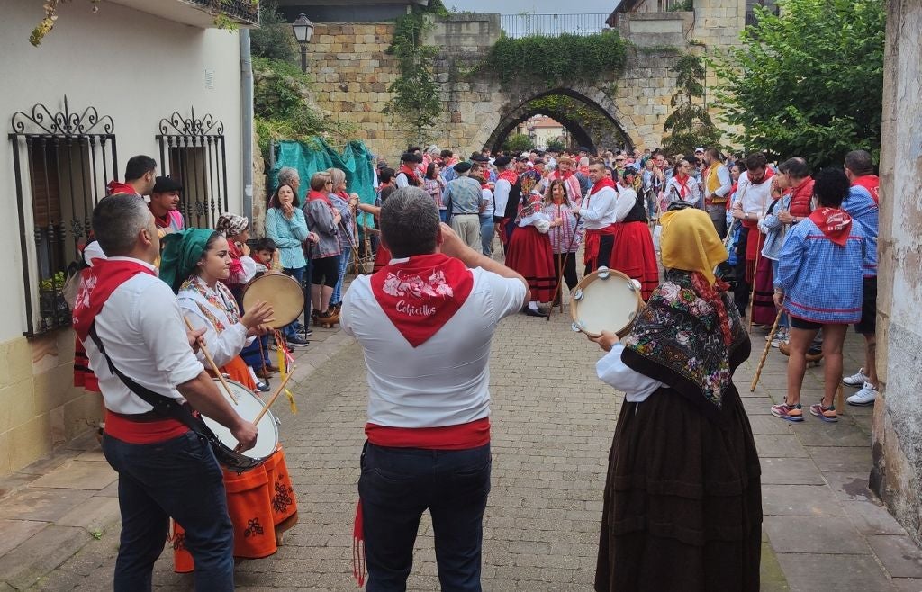 Pito, tambor y pandereta, traje montañés y mucha alegría en un día amenazado por una lluvia que apenas se notó.