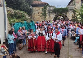 Cientos de personas rindieron homenaje al traje montañés en el Día de las Albarcas de Cartes.