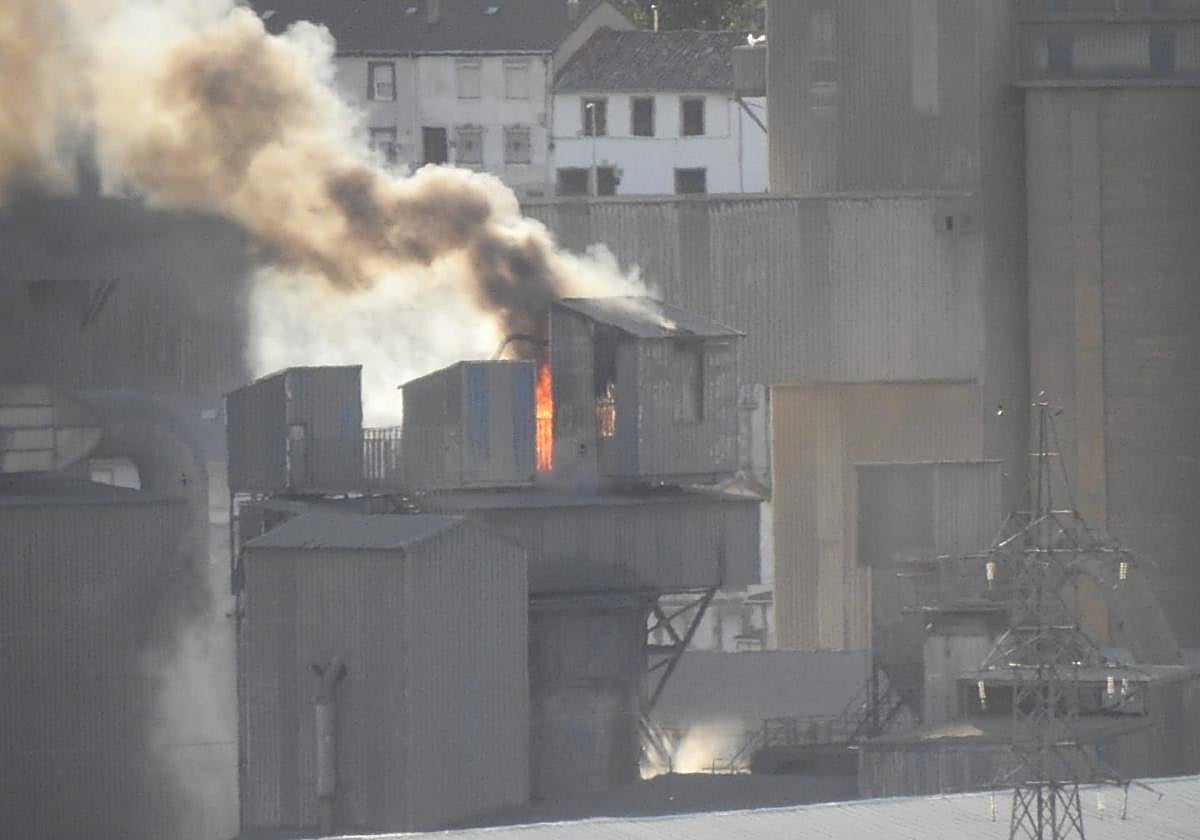 El fuego se ha originado en una instalación auxiliar de la fábrica.
