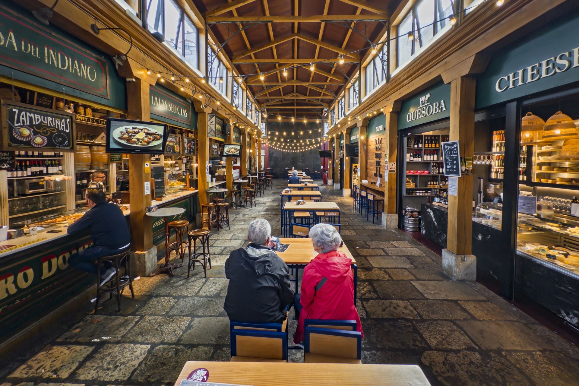 Varias personas toman algo en la terraza de la Casa del Indiano, en el Mercado del Este.