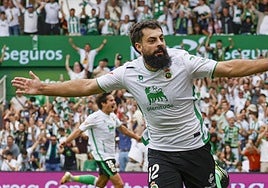 Asier Villalibre celebra un tanto ante el Ceuta.