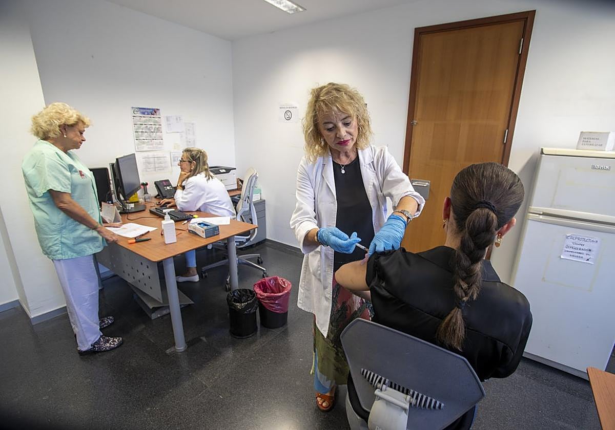 Una enfermera pone una vacuna en la campaña de 2024.