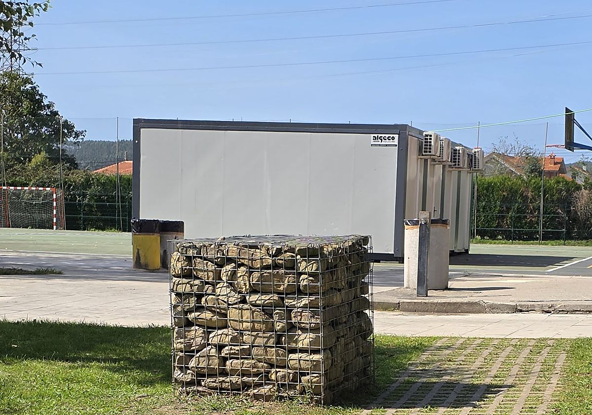 En la imagen, los cuatro barracones instalados en la pista polideportiva del centro.