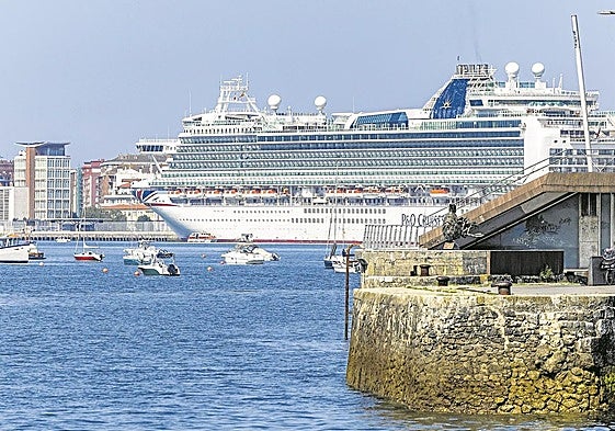 El crucero Ventura, de la naviera P&O y con 288,6 metros de eslora, el pasado julio en Santander.