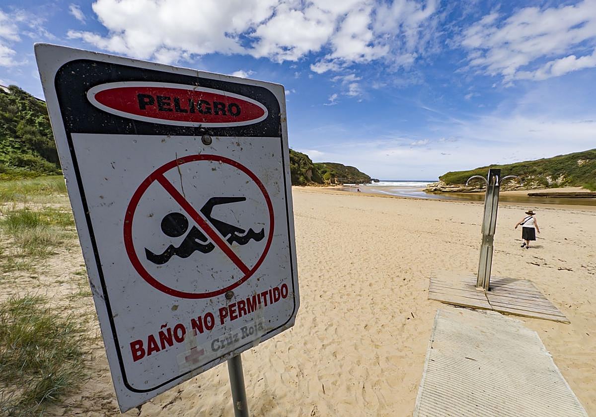 El cartel que advierte de la prohibición de bañarse en la playa de Galizano.