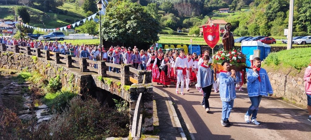 A partir de Cohicillos la comitiva se fue haciendo cada vez más larga.