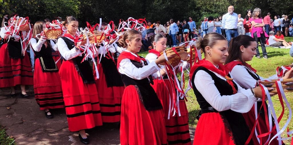 Al Santo no le faltó la buena escolta de las pandereteras de Cohicillos.