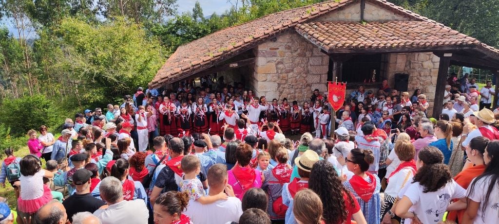 Tras la actuación de los Picayos, los cohetes dieron paso a la romería y comida campestre.