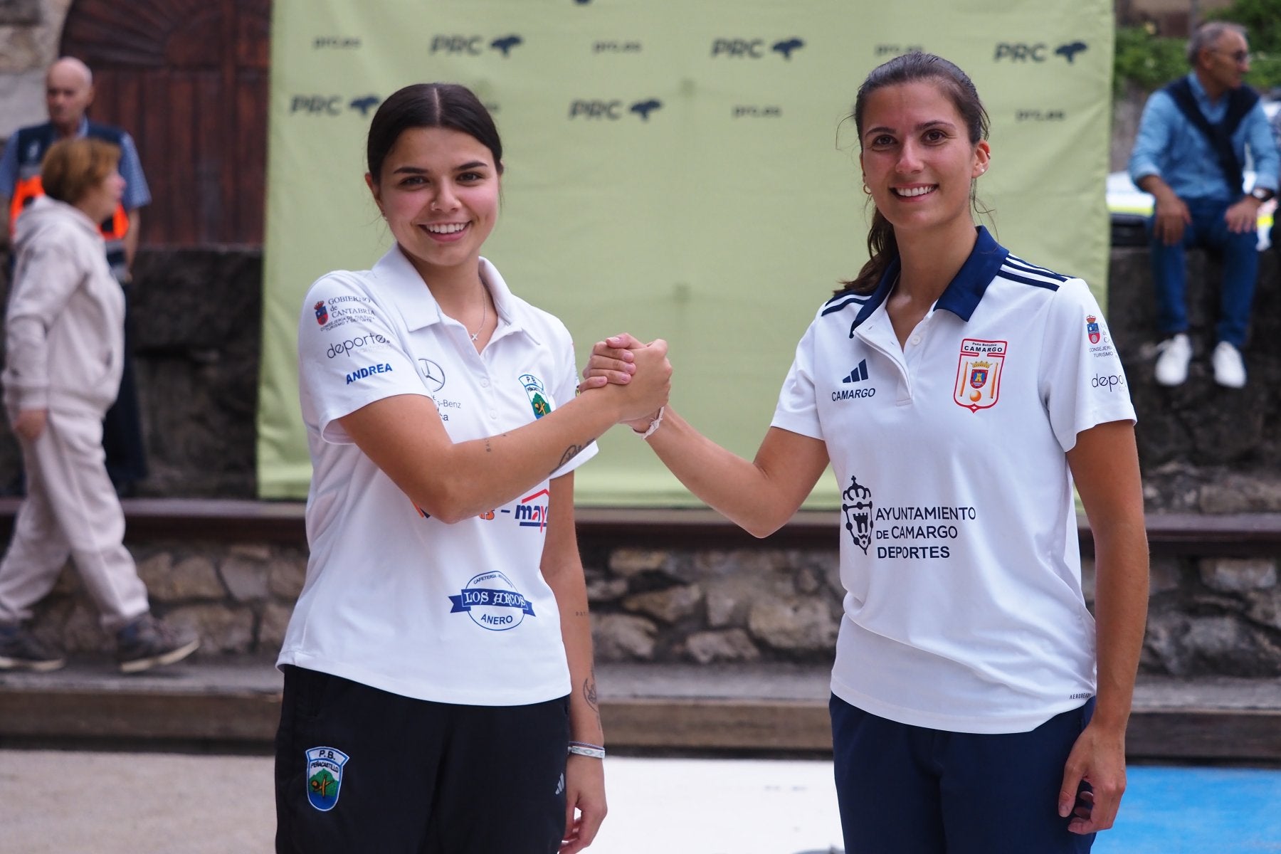 Andres Gómez y Marta Castillo se saludan en el corro.