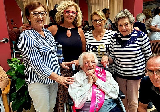 Celi, rodedada de familiares y amigos en su cumpleaños.