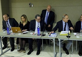 José María Castellano, primero por la derecha, en una Junta de Accionistas de Sniace en 2018, en Madrid.