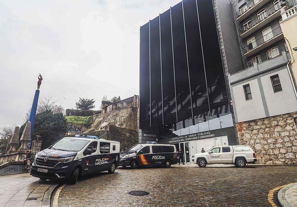 Imagen del 22 de febrero de 2023, cuando la UDEF de la Policía Nacional irrumpió en la sede de la Consejería de Obras Públicas, en Santander, en busca de pruebas.