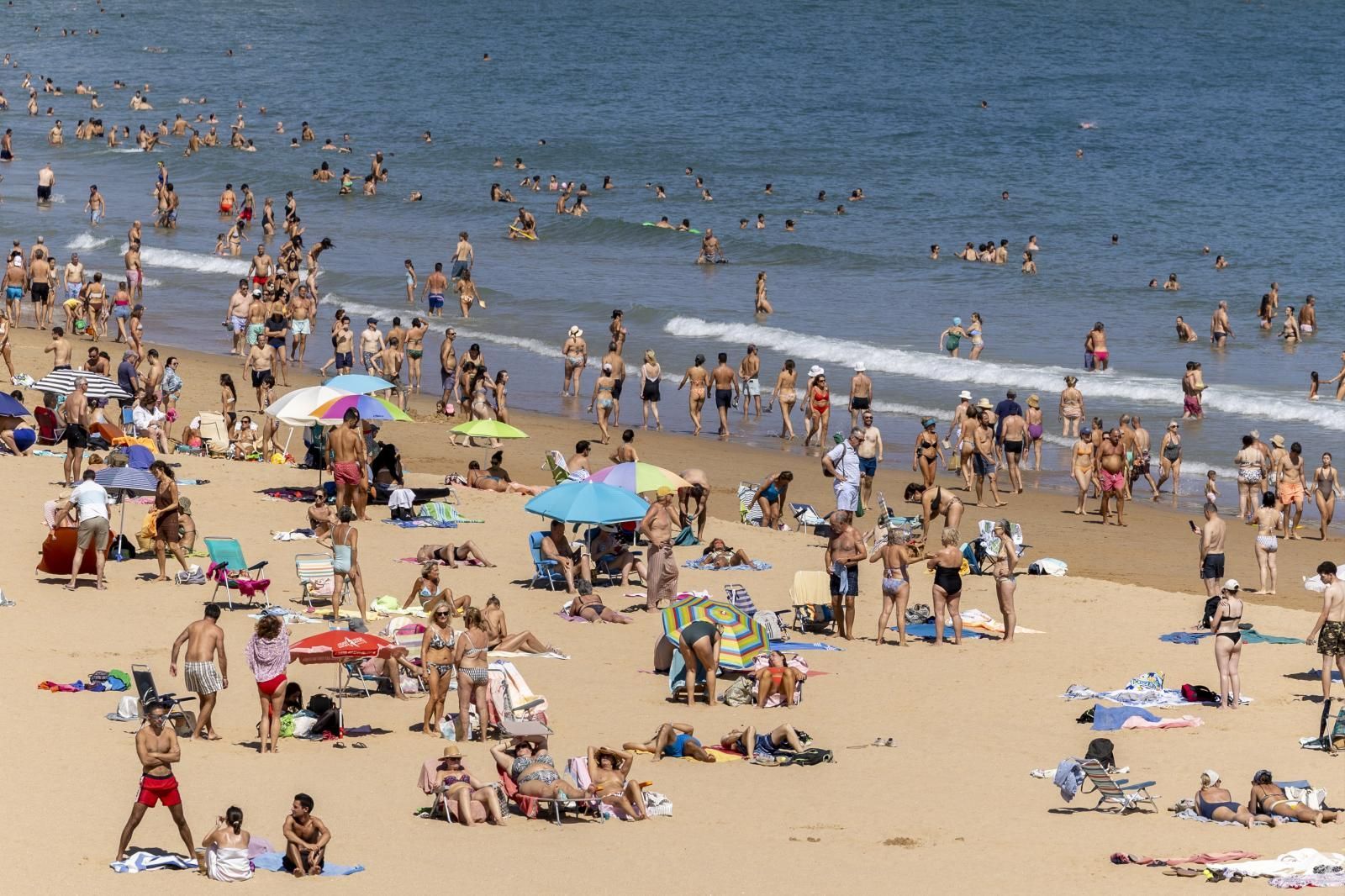 El calor ha permitido a la gente disfrutar de las playas de Santander.