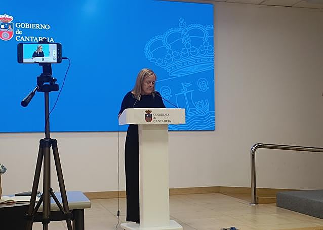 Isabel Urrutia durante la rueda de prensa en el Gobierno de Cantabria.