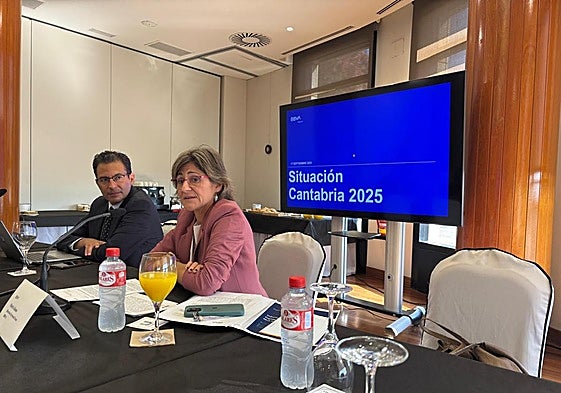 Miguel Cardoso, economista jefe de BBVA Research para España, y Marta Alonso, directora de la Territorial Norte de BBVA en España, en la presentación del informe en el Hotel Bahía.