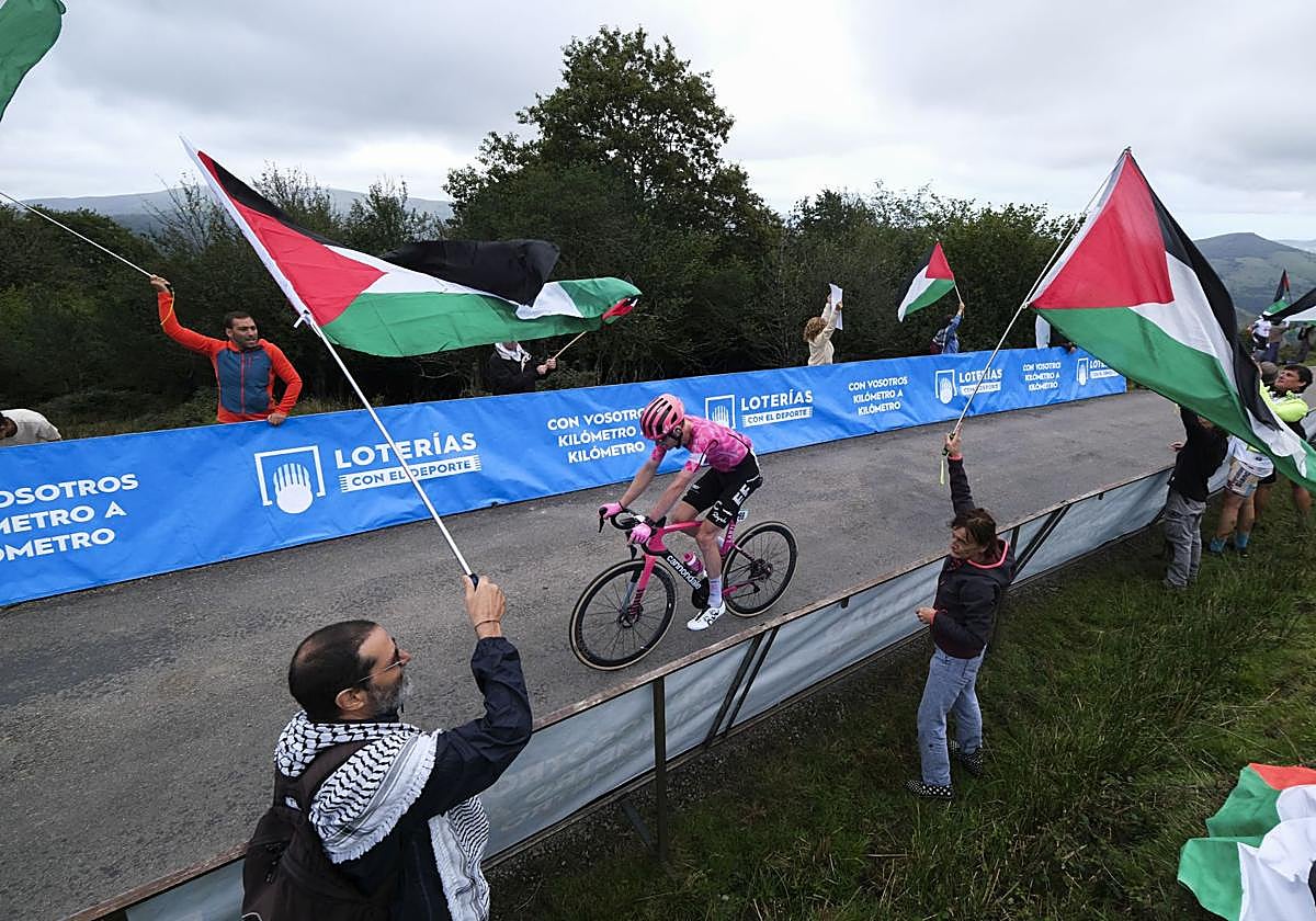Banderas palestinas durante la etapa entre Laredo y Los Corrales de Buelna.