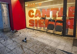 Imagen del ataque perpetrado el pasado mes de abril a la sede del PSOE de Cantabria y detalle de algunas de las botellas con explosivos.