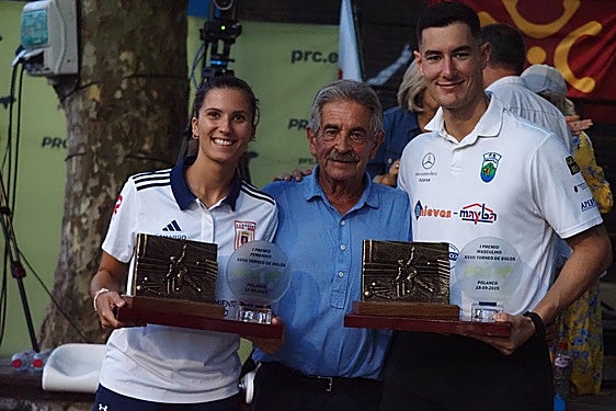 Marta Castillo y Víctor González, ganadores del Torneo del PRC, con Miguel Ángel Revilla, en el centro.